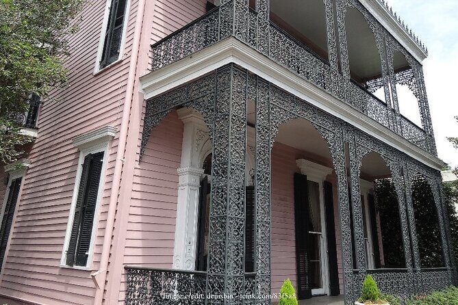 Explore New Orleans' Garden District: Private 2-hour Walking Tour - Lafayette Cemetery No. 1: How the City Handles Memory