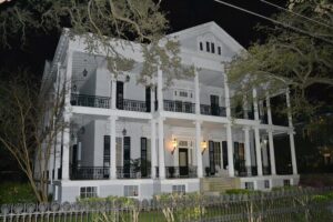 Garden District and Gates of Lafayette Cemetery Walking Tour - Start Line at the Garden District Book Shop: Why the Meeting Point Matters