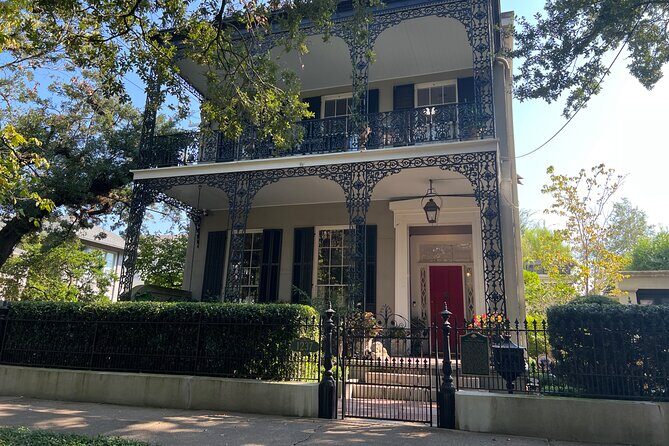 Garden District Architecture Walking Tour in New Orleans - Lafayette Cemetery No. 1: above-ground burials and movie-night atmosphere