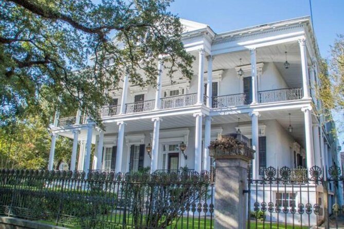 Garden District History and Homes Walking Tour - Walking into the Garden District from Jackson Ave