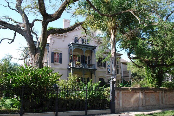 Garden District Tour: Extra-Small Group of Nine or Less - Lafayette Cemetery No.1: you don’t enter, but you still learn a lot