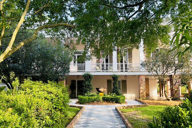 Garden District Walking Tour - Meeting at 2727 Prytania St: easy start, tight route