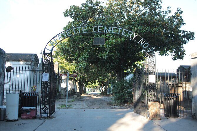 Historic Garden District Walking Tour - A $35 walk that focuses on the Garden District’s real characters