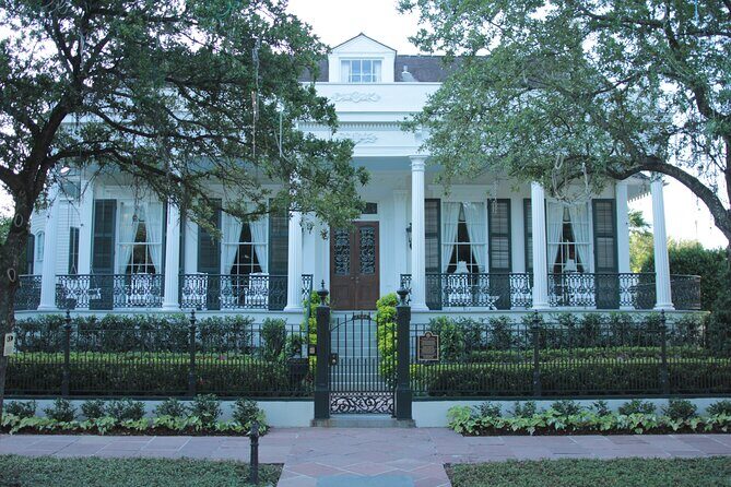 Historic Garden District Walking Tour - The guide is the difference maker: Robin and Harris