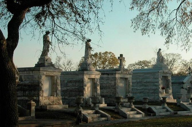New Orleans City and Cemetery Bus Tour - A smooth intro: pickup, small groups, and the right rhythm