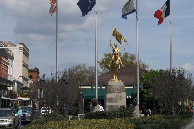 New Orleans City, Cemetery and Swamp Full-Day Tour - First stop: French Quarter highlights from the city bus