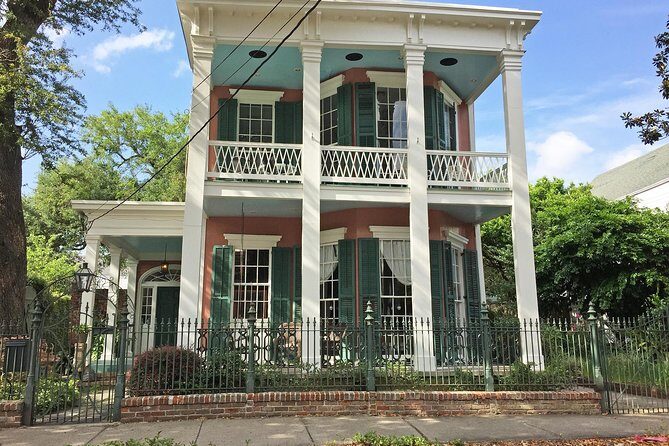 New Orleans City Tour: French Quarter, Garden District & Cemetery - French Quarter sights from the street: Creole townhouses, Bourbon Street, Jackson Square