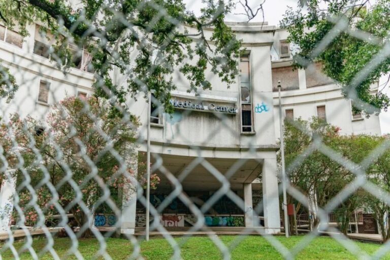 New Orleans: Dead of Night Ghosts and Cemetery Bus Tour - Why the Air-Conditioned Night Bus Changes Everything