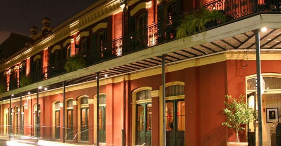 New Orleans: Five-in-One City Walking Tour - Starting at Lafittes: finding the guide fast on 941 Bourbon