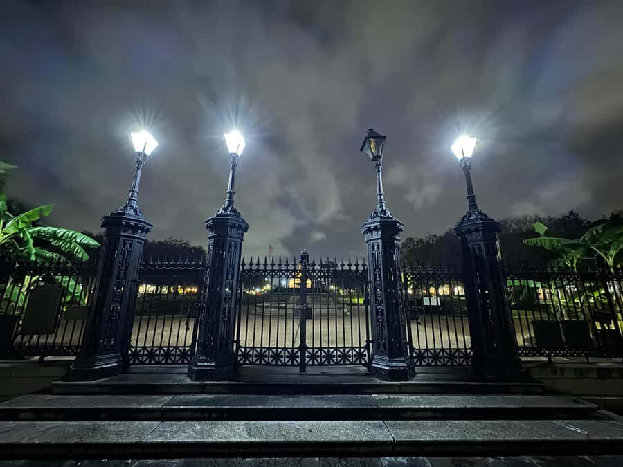 New Orleans: French Quarter Ghosts Haunted Walking Tour - Optional séance lounge, then neon-lit wandering