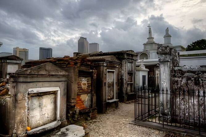 New Orleans French Quarter Private Walking Tour with a Guide - Stop 2: French Quarter streets and the art of noticing details