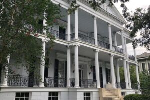 New Orleans' Garden District 2 Hour Walking Tour (Small Group) - Lafayette Cemetery No. 1: why the gates still get the story
