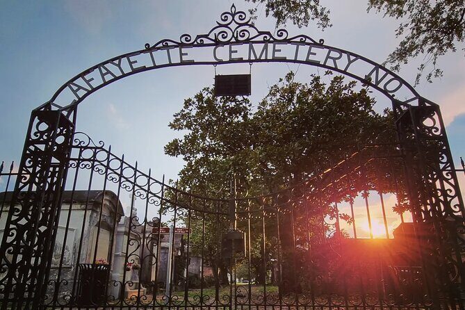 New Orleans Garden District and Cemetery Bike Tour - Garden District on two wheels: mansions, people, and street-level stories