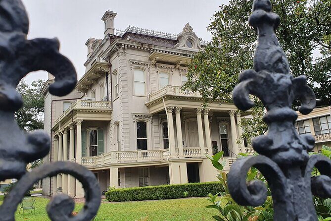 New Orleans Garden District and Cemetery Bike Tour - Rain or shine: comfort, safety, and what to wear