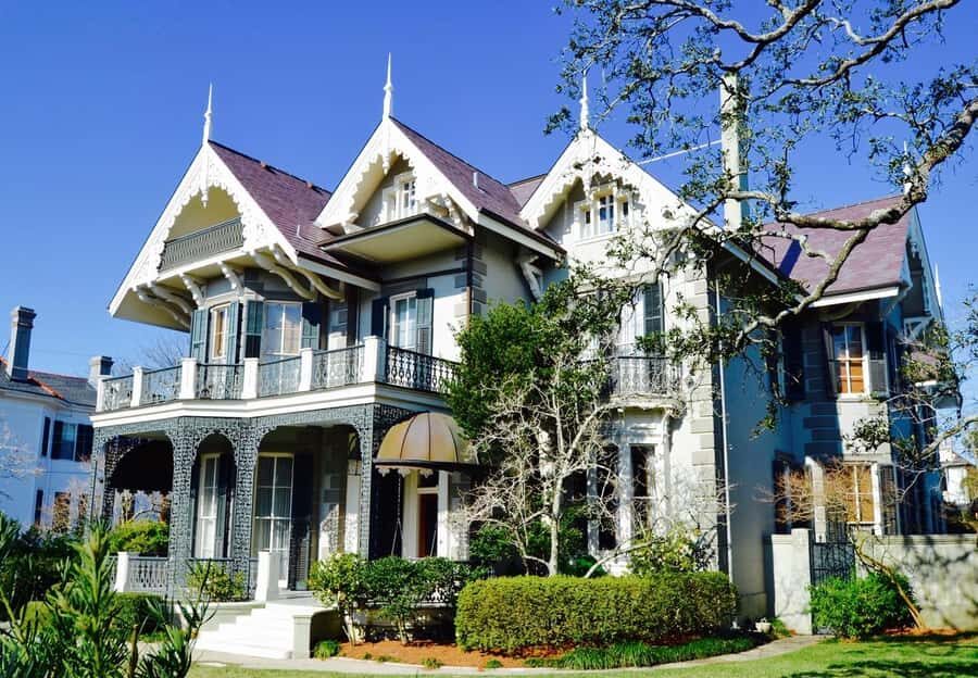New Orleans: Garden District and Lafayette Cemetery Tour - Starting at the Garden District Book Shop and riding St. Charles
