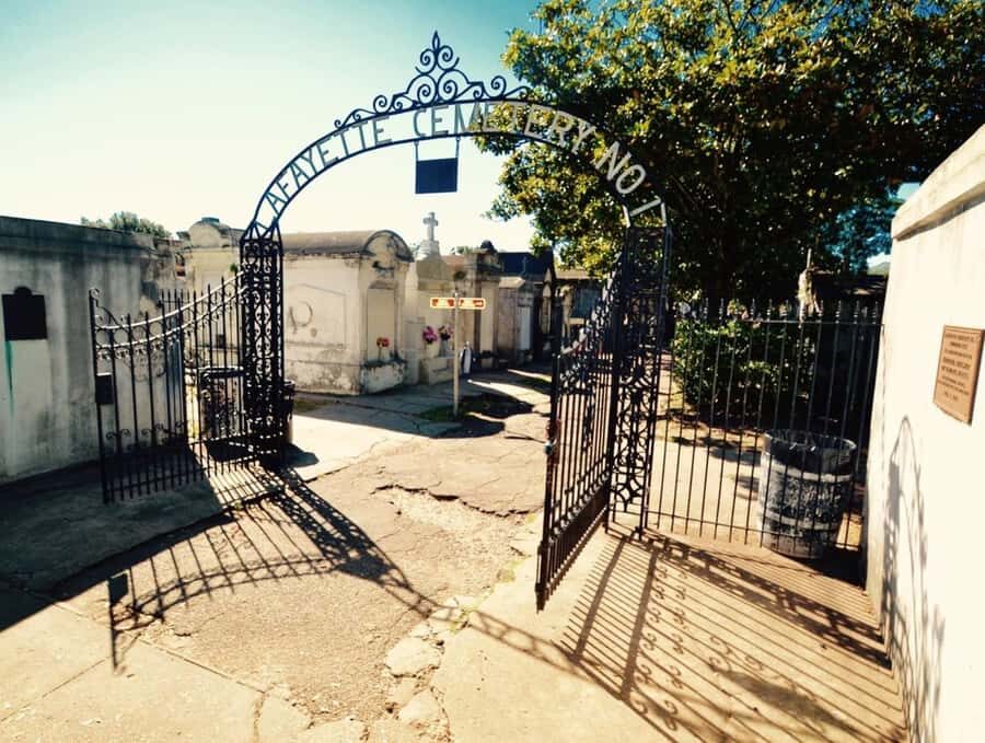 New Orleans: Garden District and Lafayette Cemetery Tour - Cornstalk Fence House and other stops with personality