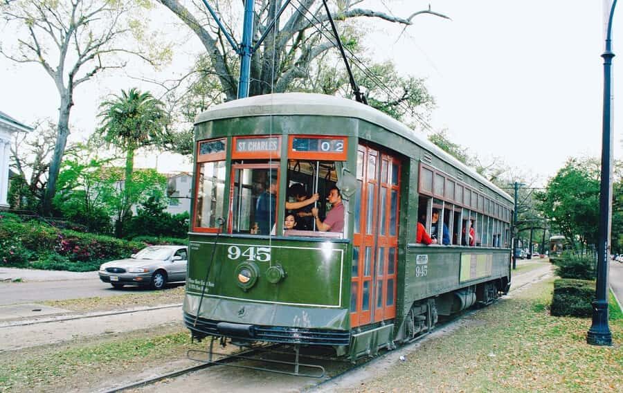 New Orleans: Garden District and Lafayette Cemetery Tour - Lafayette Cemetery: what you’ll learn versus what you can enter
