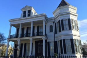 New Orleans Garden District Architecture Tour - Lafayette Cemetery No. 1 and the “Cities of the Dead” culture