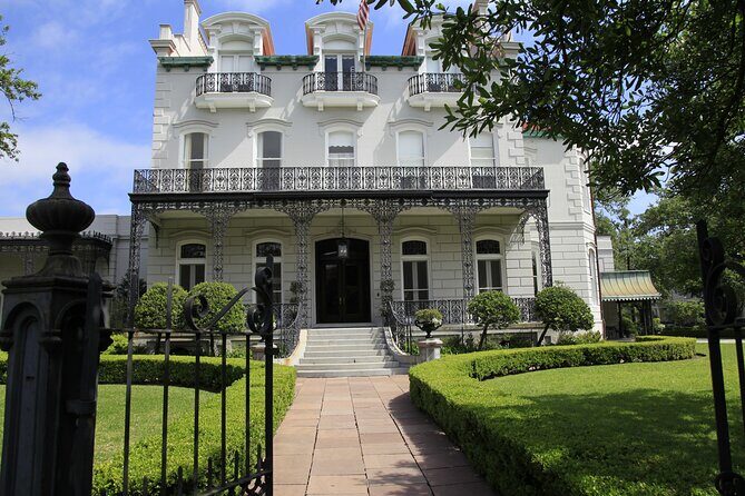 New Orleans Garden District- At your own pace. Downloadable audiovisual tour. - Start on St Charles Avenue, end near Third Street: the streetcar exit plan