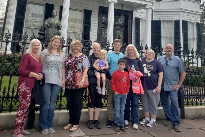 New Orleans Garden District History Walking Tour - Stop 1 in the Garden District: antebellum homes and real street-level clues