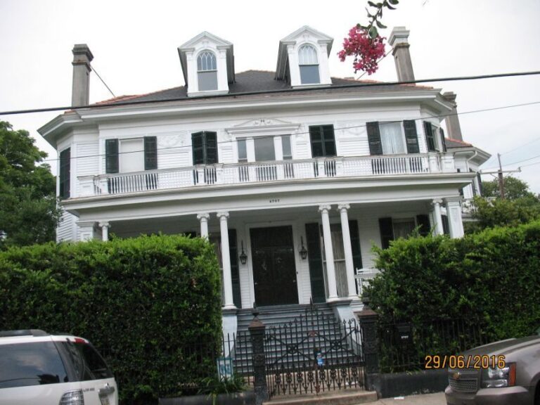 New Orleans: Garden District Walking Tour - Meeting Point on Magazine Street: start where the neighborhood feels real