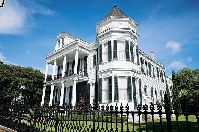 New Orleans Homes of the Rich and Famous Tour of the Garden District - Prytania Street: Antebellum Homes on a Main Thoroughfare