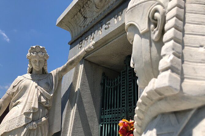 New Orleans Metairie Cemetery Tour: Millionaires and Mausoleums - Walking pace, terrain, and what to wear for a comfortable 2-hour loop