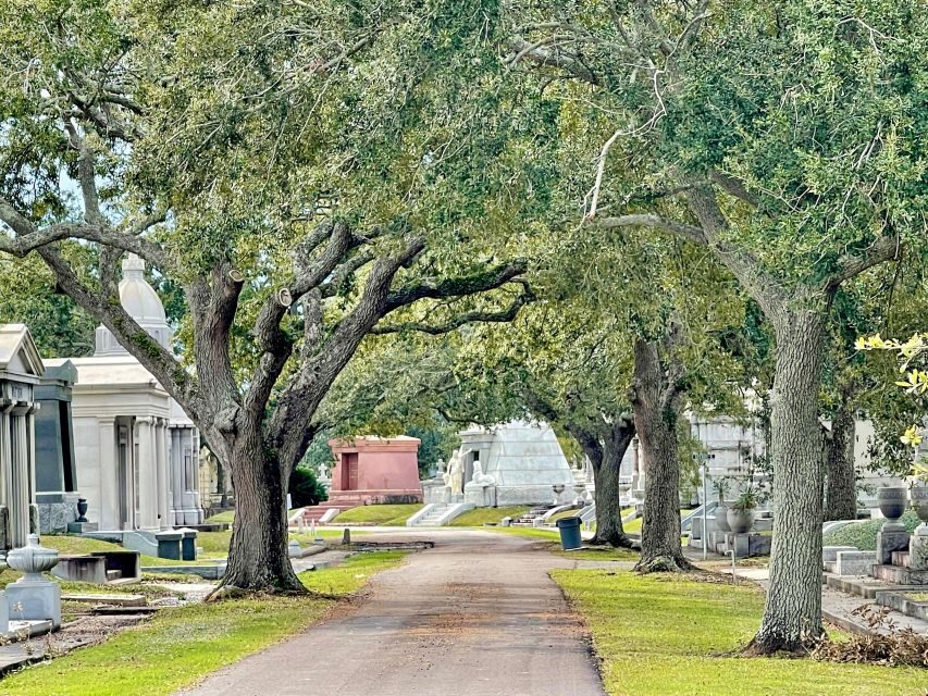 New Orleans: Millionaire’s Tombs of Metairie Cemetery Tour - How the tour pacing works (and what it means for your comfort)