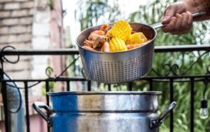 New Orleans: Shrimp Boil Experience in French Quarter - Meeting at Grand Pre Bar: the exact timing that keeps the show moving