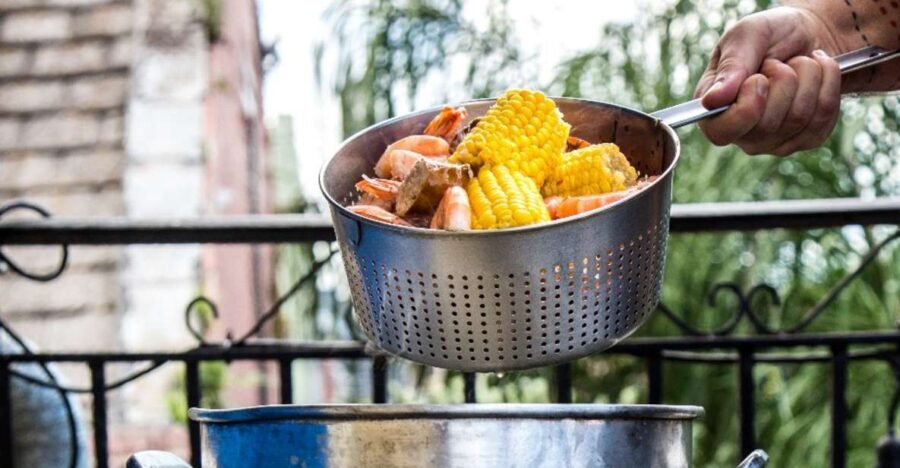 New Orleans: Shrimp Boil Experience in French Quarter - Cocktails, then a quick hop to the music