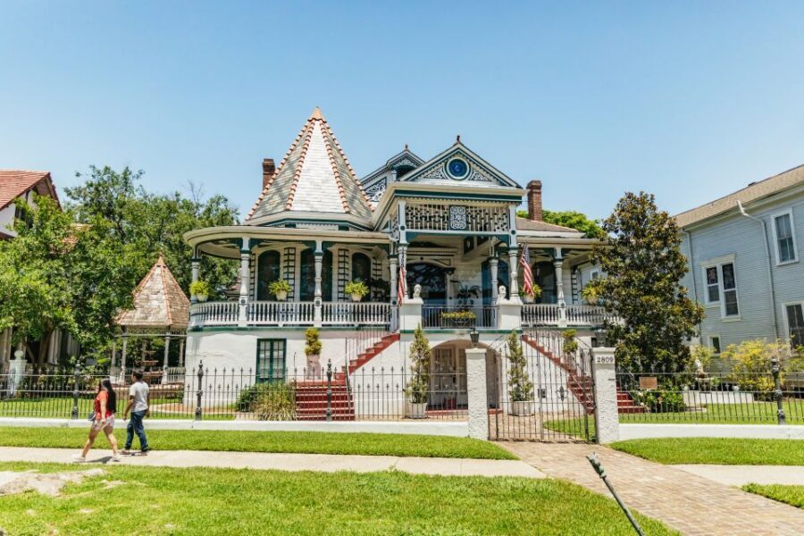 New Orleans: Sightseeing Bus Tour - St. Charles Avenue and the Garden District’s big-name streets