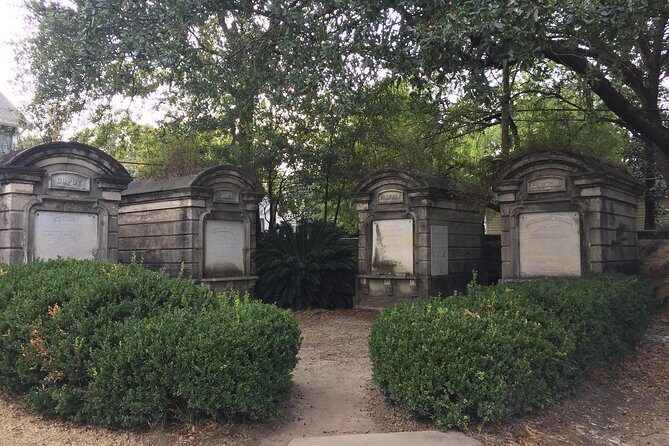New Orleans Small-Group Garden District Walking Tour - Lafayette Cemetery No. 1: why you visit without going inside