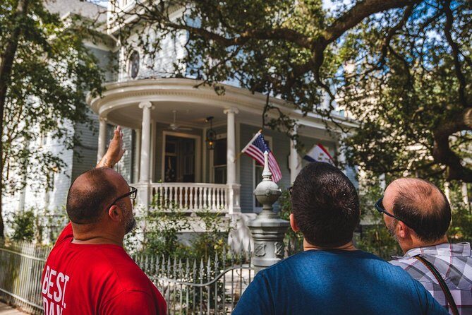 New Orleans Walking Tour: Garden District Stories - Oak-Shaded Garden District Mansions: The First Stop Sets the Tone