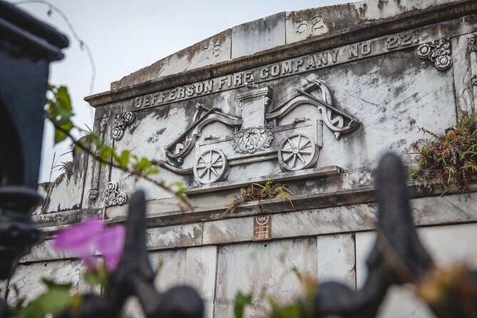 New Orleans Walking Tour: Garden District Stories - Lafayette Cemetery Stories When the Gates Are Closed