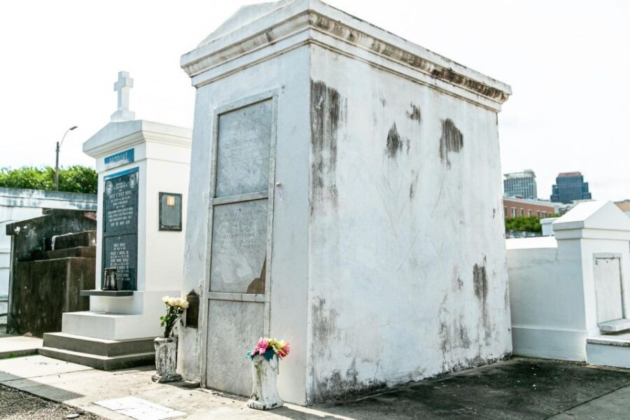 New Orleans: Walking Tour Inside St. Louis Cemetery No. 1 - Above-ground crypts and below-ground sites: how the system works
