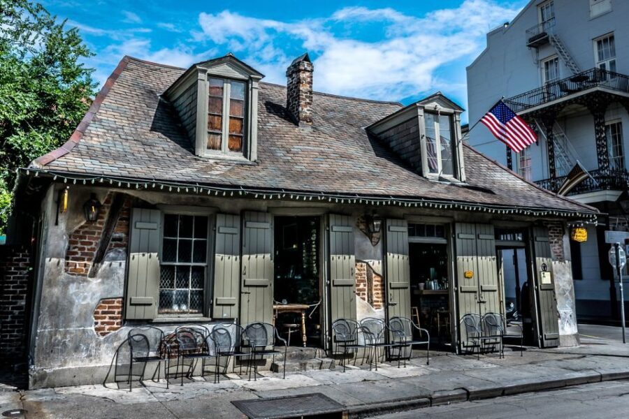 New Orleans: Wicked History Walking Tour with a Local Witch - Mid-tour bar break: adult pacing, real-life comfort