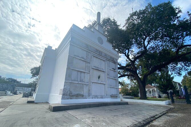 Night Cemetery Insiders Bus Tour in New Orleans - Entering the right mood: a night cemetery bus tour in New Orleans