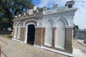 Night Cemetery Insiders Bus Tour in New Orleans - From Voodoo Tavern to the cemeteries: how the timing and route feel