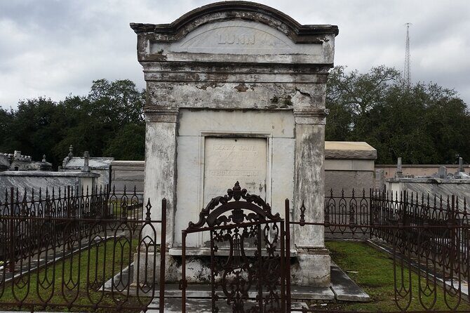 Night Cemetery Insiders Bus Tour in New Orleans - The pace and your feet: what to wear and how much walking to expect