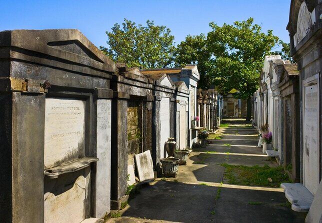 NOLA Garden District and Gates of Lafayette Cemetery Tour - Garden District Book Shop: Start Here and Get Your Bearings