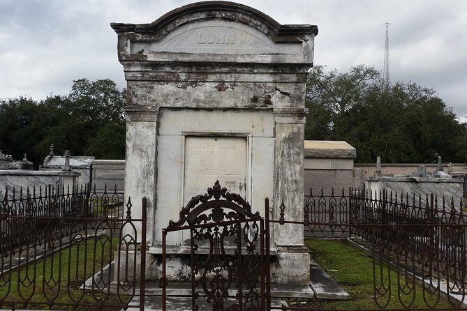 Oak Alley Plantation and New Orleans City Tour - Transportation reality: traffic, road bumps, and comfort tricks