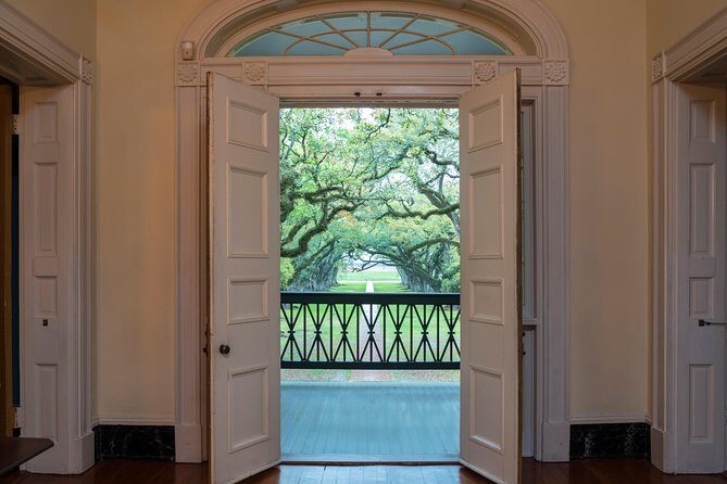Oak Alley Plantation Tour with Hotel Pickup - The Oak Alley grounds: your 2 hours starts with a photo beat