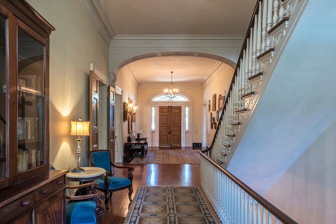 Oak Alley Plantation Tour with Hotel Pickup - The narrated ride: why the bus time matters
