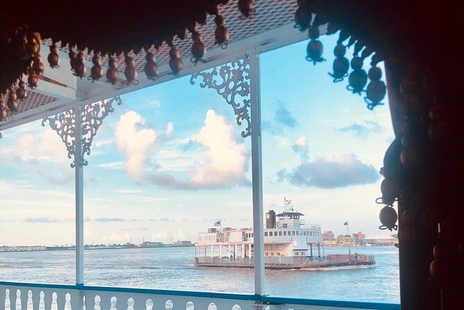 Paddlewheeler Creole Queen Historic Mississippi River Cruise - From Riverwalk views to a real battlefield stop