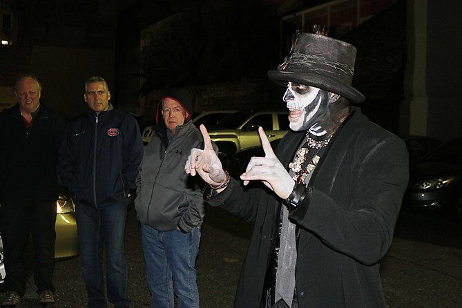 Private Ghost, Voodoo and Vampire Tour - Start at Omni Royal Orleans: the exact meeting moment that keeps you on track