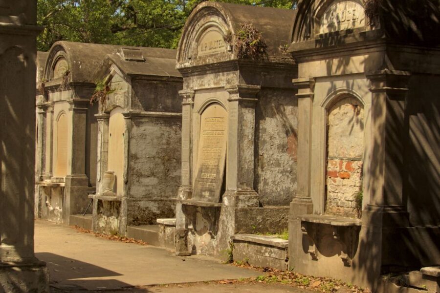Self Guided Audio Ghost Tour in New Orleans in 6 Languages - A Self-Guided New Orleans Ghost Hunt You Control From Your Phone