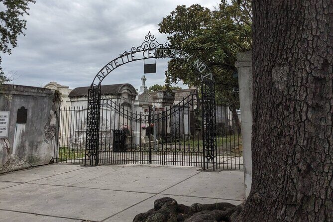 Self Guided Walking Tour of New Orleans' Historic Garden District - How VoiceMap Works While You Walk (And How to Use It Smoothly)