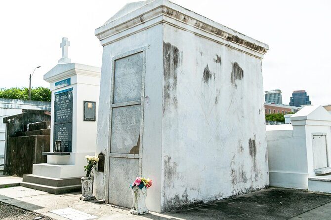 St. Louis Cemetery No. 1 Official Walking Tour - Photography, rules, and avoiding accidental cemetery mistakes